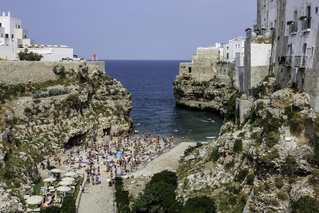 Polignano a Mare, grad u Italiji s dramatičnim pogledom na more, savršen za razgledavanje, aktivnosti, ali i odmor