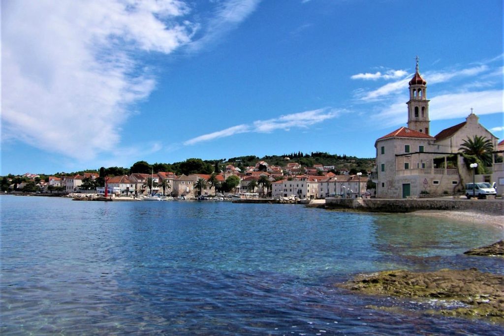 Sutivan na otoku Braču za obiteljski odmor: Obiteljske aktivnosti, gdje odsjesti i najbolje plaže u Sutivanu