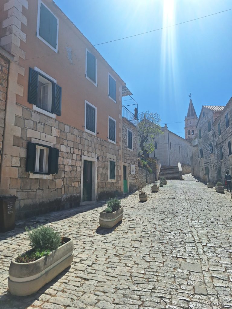 Što vidjeti u Postiri, kada putovati u Postiru, Plaže Postira