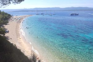 Kad ste u Dalmaciji ne propustite izlet trajektom na plažu Zlatni Rat na otoku Braču